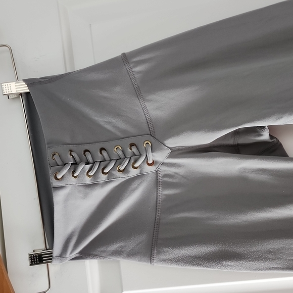 WeWoreWhat butter soft grey capri legging! - Picture 3 of 11